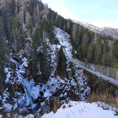 Ponte sospeso in Val Di Rabbi in inverno